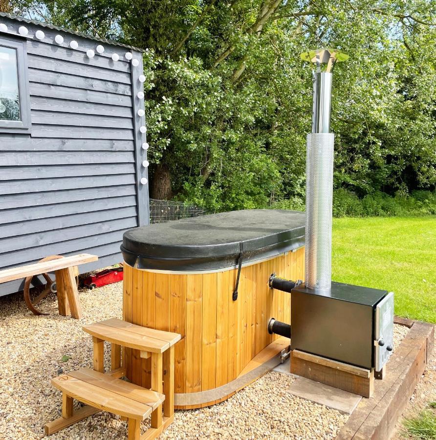 Old King William Shepherd Huts And Private Hot Tubs In North Norfolk Hunworth Exterior photo
