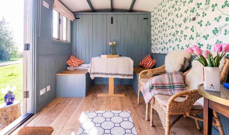 Old King William Shepherd Huts And Private Hot Tubs In North Norfolk Hunworth Exterior photo