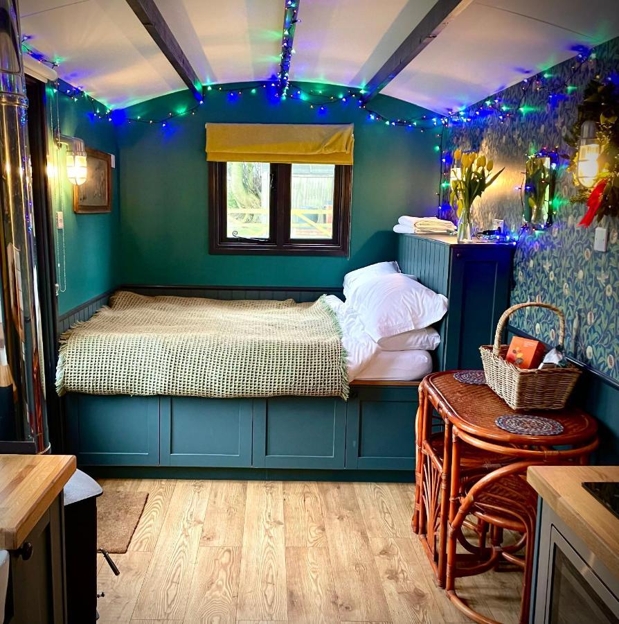 Old King William Shepherd Huts And Private Hot Tubs In North Norfolk Hunworth Exterior photo