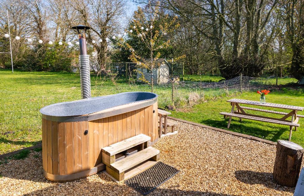 Old King William Shepherd Huts And Private Hot Tubs In North Norfolk Hunworth Exterior photo