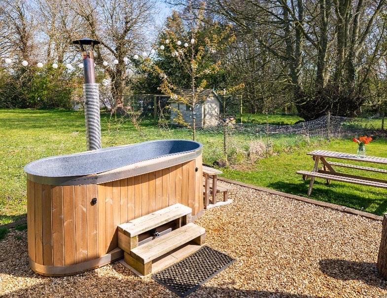 Old King William Shepherd Huts And Private Hot Tubs In North Norfolk Hunworth Exterior photo